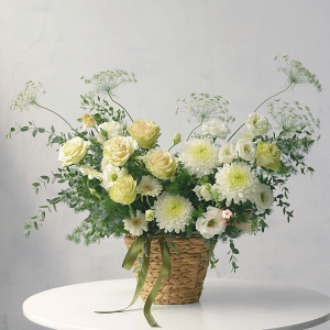 Giỏ hoa tươi mẫu 14 – Tone trắng kem