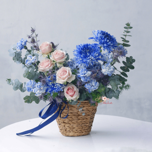 Giỏ hoa tươi mẫu 11 – Tone xanh dương