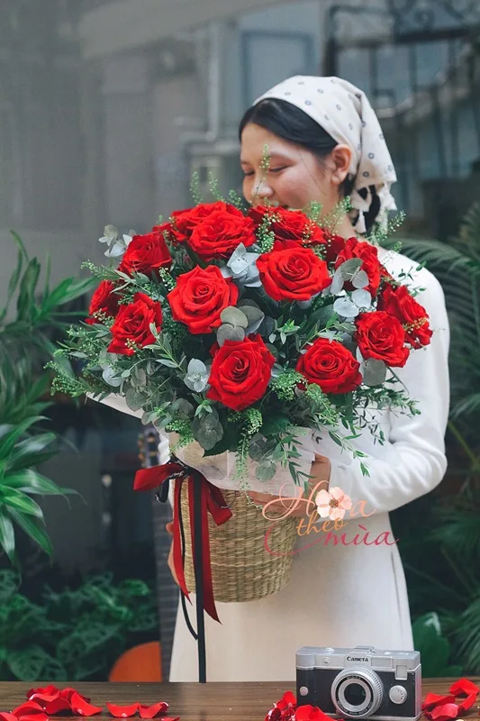 Giỏ hoa hồng Blooming Rose Ecuador size S chi tiết