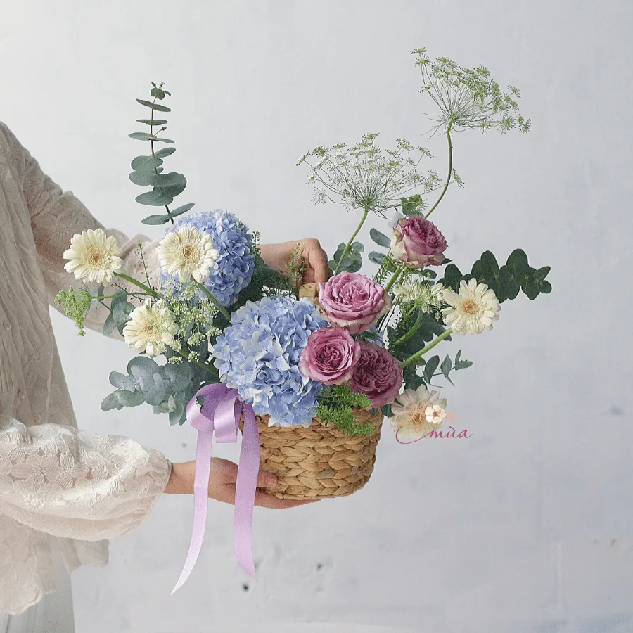 Lẵng giỏ hoa tặng Mẹ – Tone xanh dương