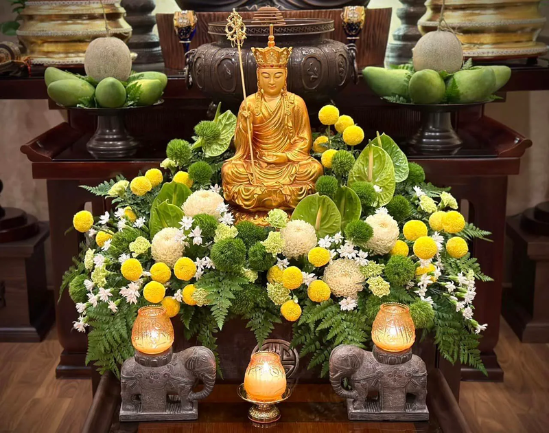 hoa chưng bàn thờ phật