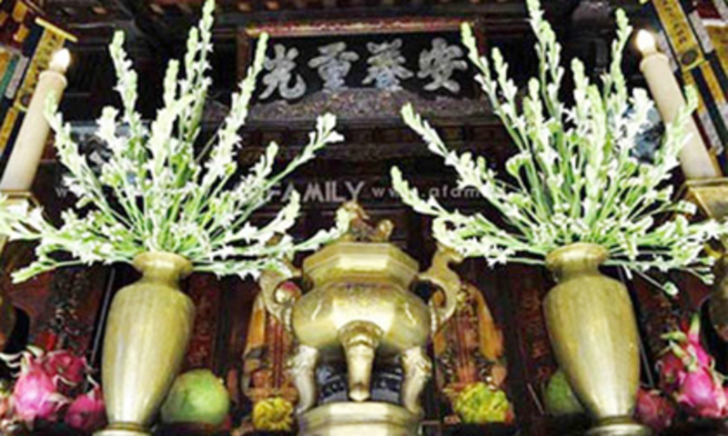 hoa chưng bàn thờ phật