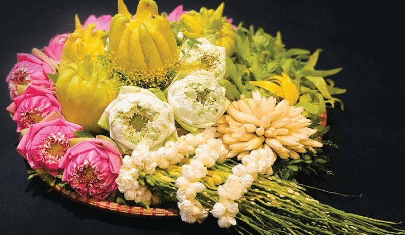 hoa chưng bàn thờ phật